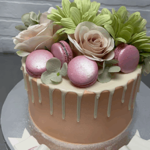 Macaroon Drip Cake