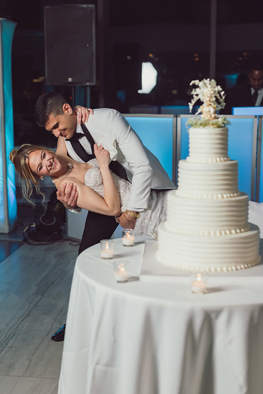 wedding cake couple